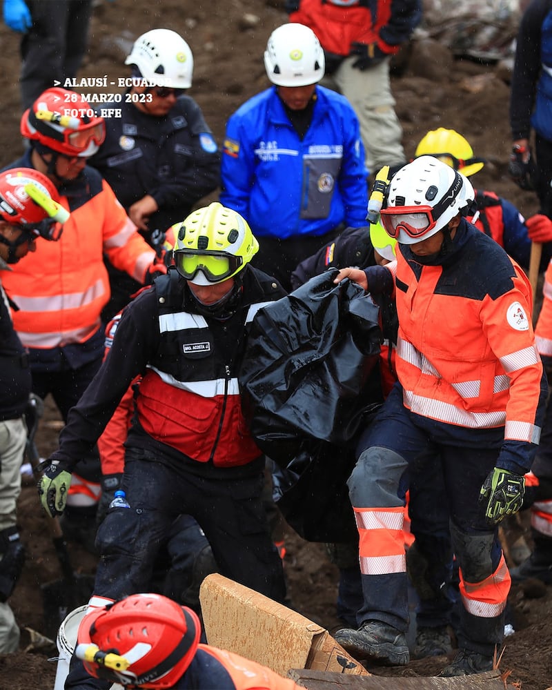 Recuperan el cuerpo de niña sepultada junto a familiares en el aluvión de Alausí