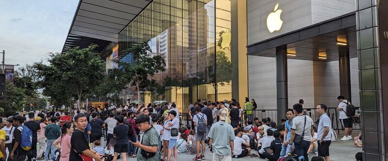 Filas por el Iphone 15 en Singapur.