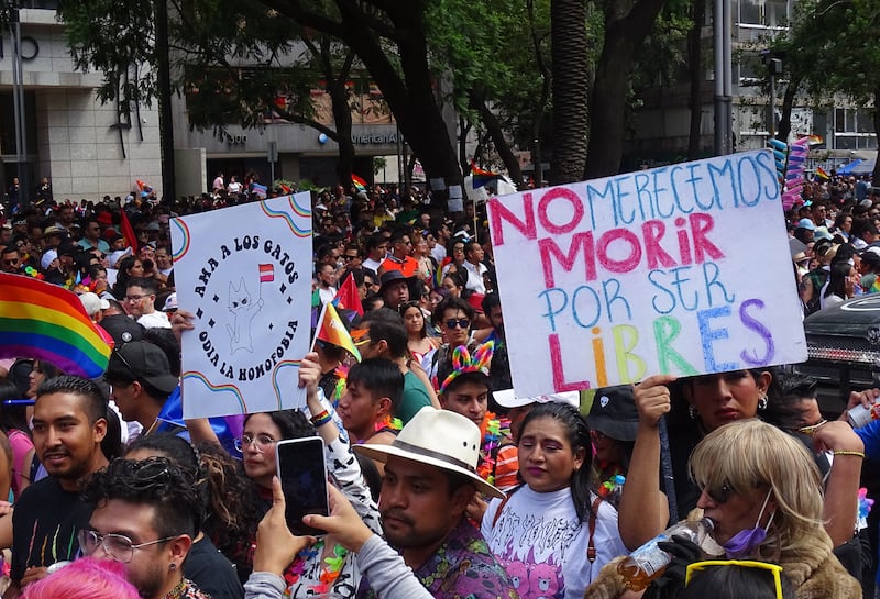 Concluye la marcha del Orgullo LGBTIQ+ en el Zócalo de la CDMX