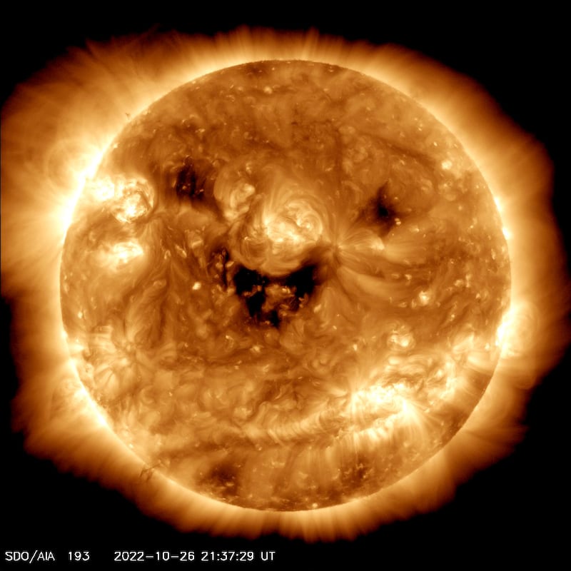Sonrisa del Sol: NASA capta “rostro” en la superficie de la estrella