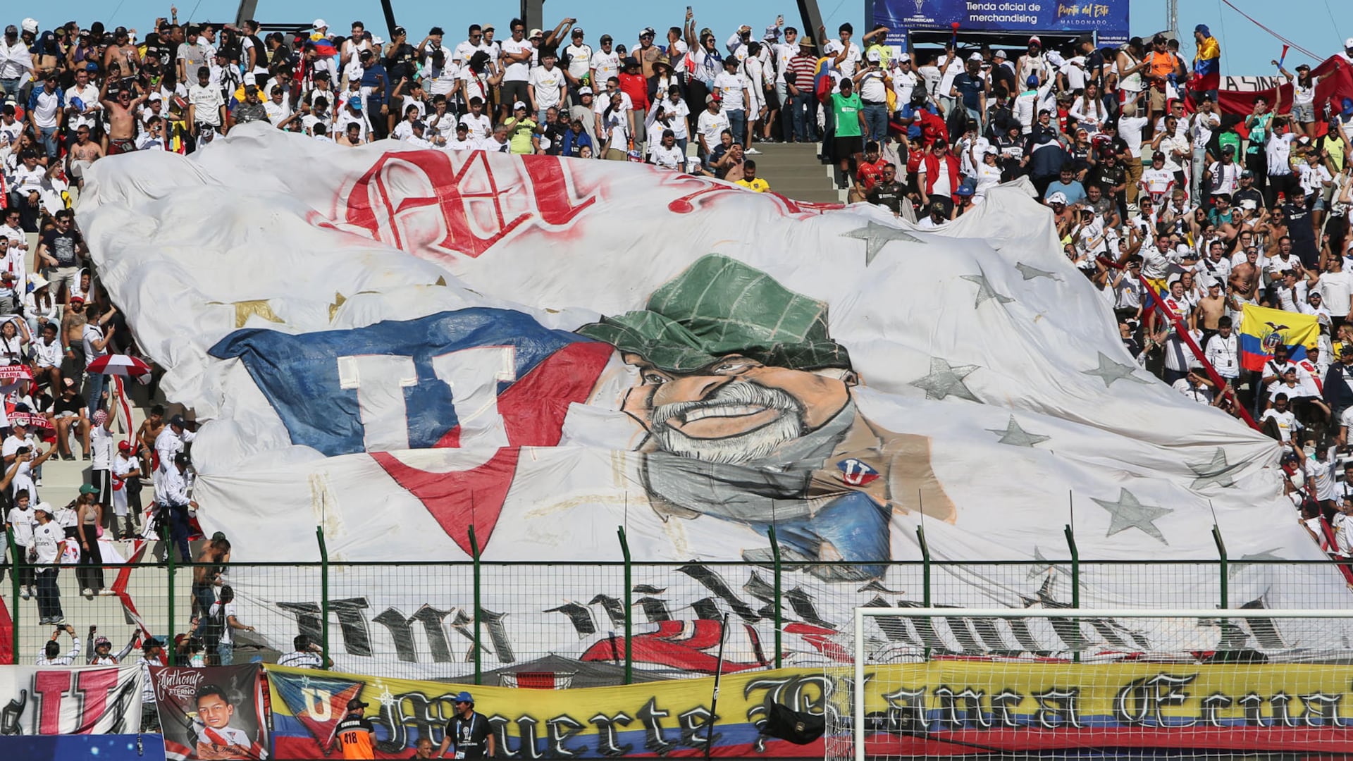 Liga de Quito llevó pancarta de Rodrigo Paz