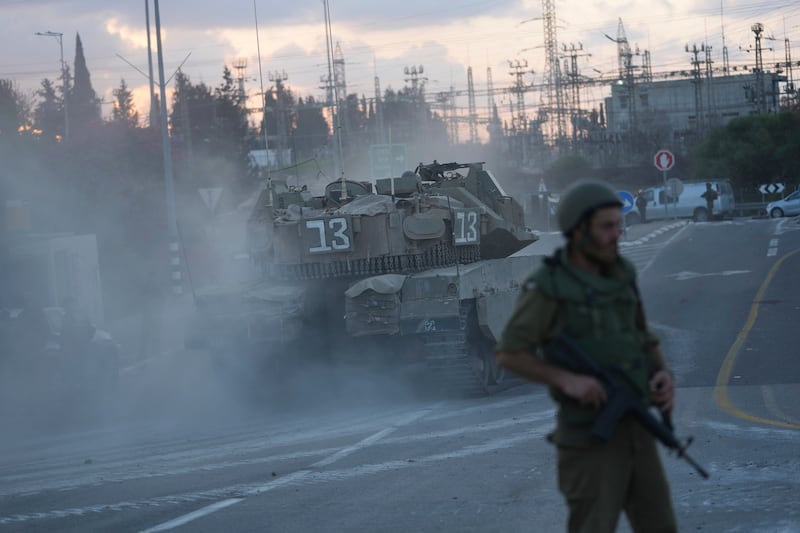 Tanques israelíes se mueven cerca de la frontera israelí con Gaza, Israel, el miércoles 11 de octubre de 2023. (Foto AP/Erik Marmor)