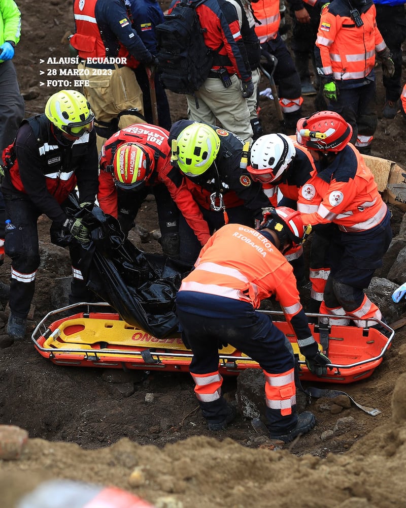 Recuperan el cuerpo de niña sepultada junto a familiares en el aluvión de Alausí