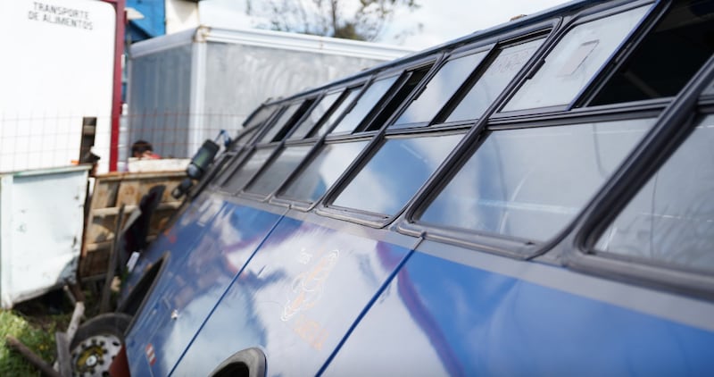 Bus de transporte público se volcó en Cutuglagua