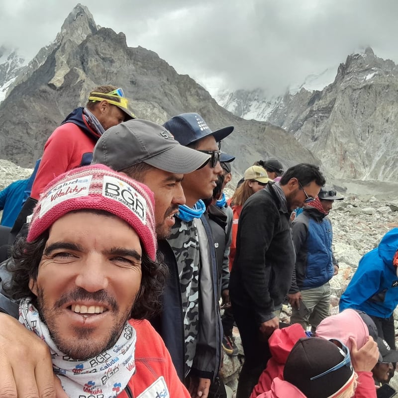 Quintero viviendo la experiencia de la montaña junto a otros soñadores.