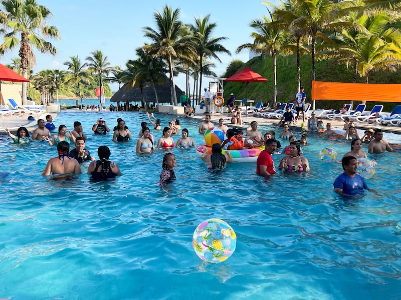 Disfrutar de un día de piscina en familia, en Decameron Mompiche