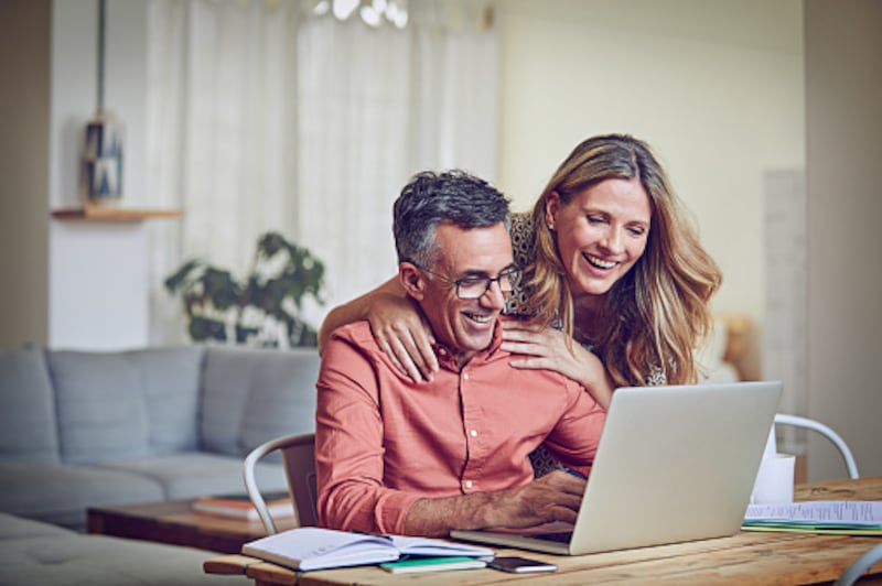 4 de cada 10 de los ecuatorianos mantuvo una relación amorosa en el trabajo