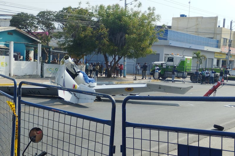 La avioneta siniestrada en Santa Elena continúa en medio de la calle