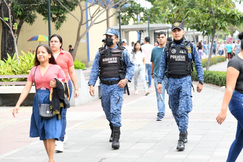 Seguridad. Agentes de control metropolitanos y policías custodian los recintos electorales.