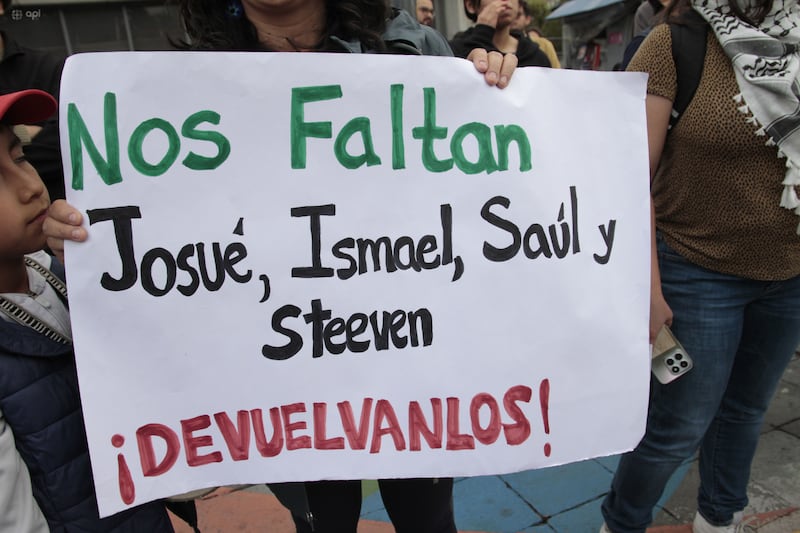 Familiares y colectivos sociales realizaron un  plantón exigiendo el regreso de los cuatro niños desaparecidos, en las afueras de la Fiscalía General.