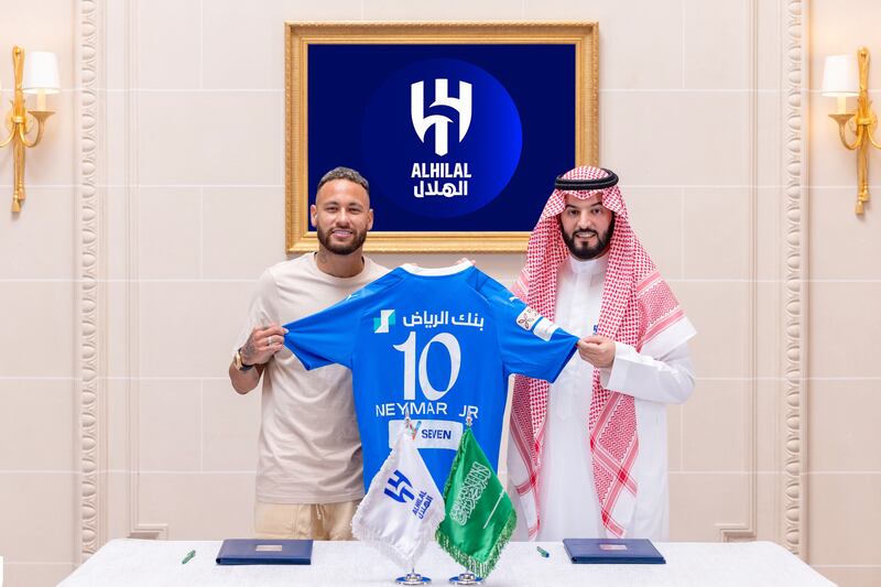 Neymar junto al presidente del Al-Hilal. / AFP Photo /Saudi Pro League