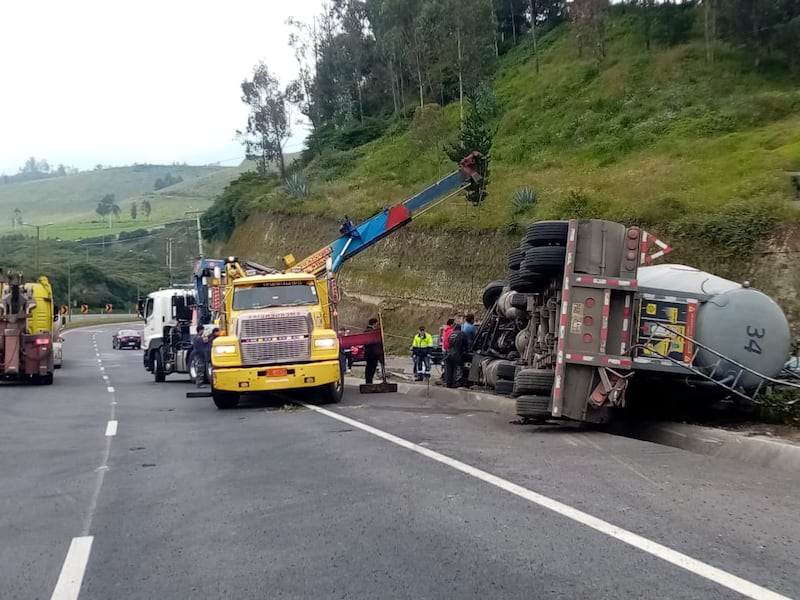 Camión de concretera de cemento se volcó en Quito