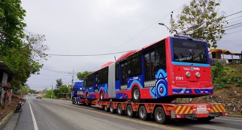 Unidad ET01 de la nueva flota de trolebuses camino a Quito