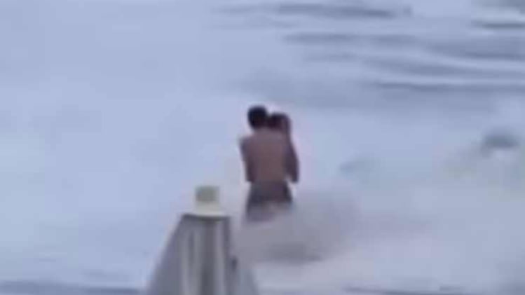 Dramático video de una mujer que desaparece en el mar tras ser arrastrada por una ola