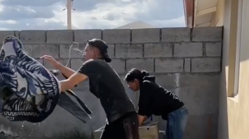 El Muñecazo es bañado en agua fría