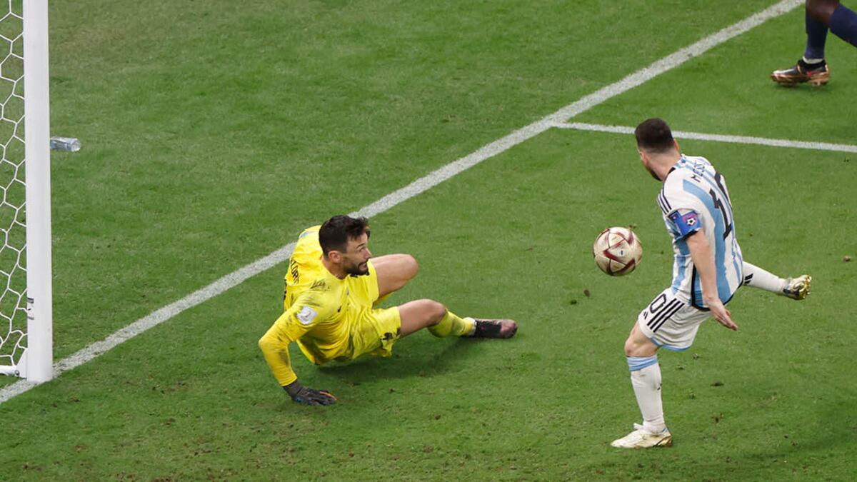 Messi patea el balón para a notar un gol en la final del Mundial de Fútbol Qatar 2022 entre Argentina y Francia en el estadio de Lusail
