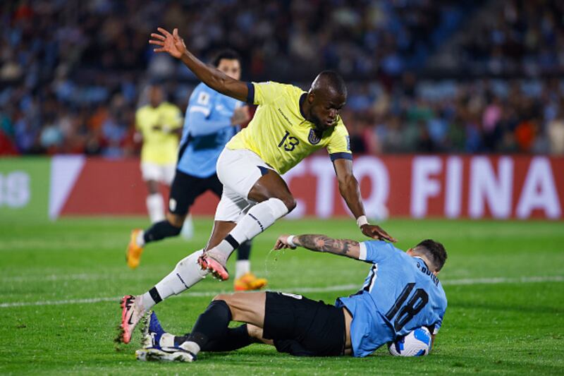 Enner Valencia con Ecuador ante Uruguay