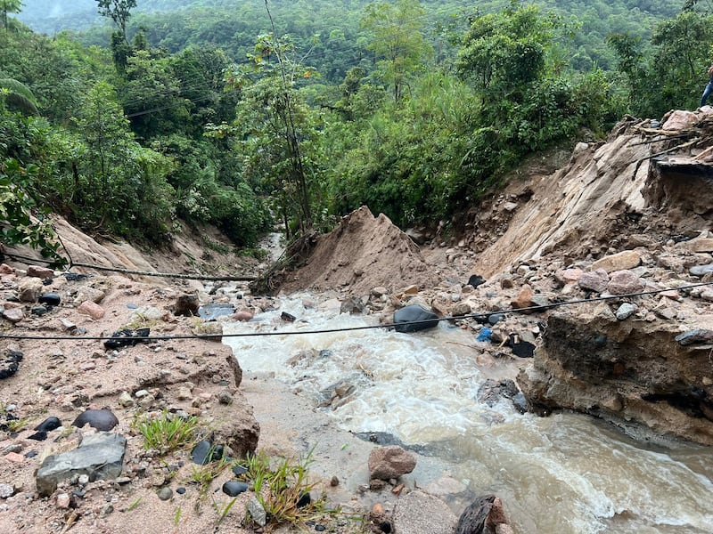 Fuerte lluvia se llevó un tramo de la vía Baños-Puyo