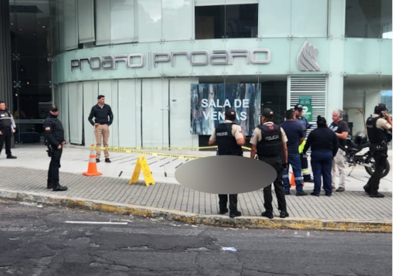 Una persona se habría arrojado de un edificio en el norte de Quito.