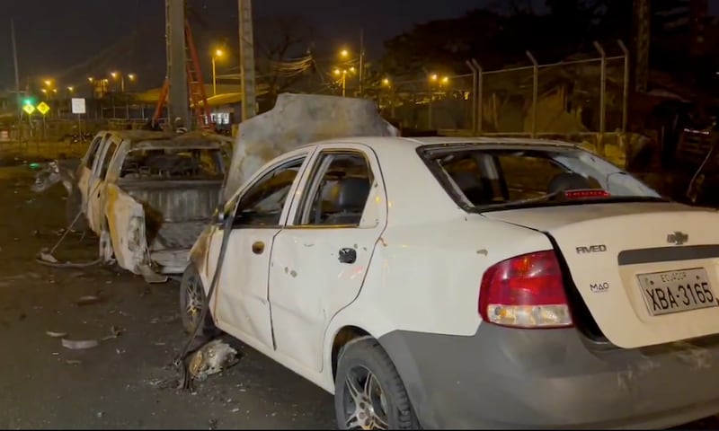 Coche bomba en los exteriores de la Penitenciaría del Litoral.