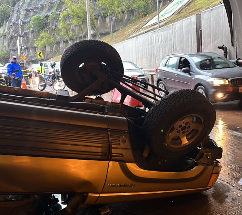 Auto se volcó al ingreso del túnel Guayasamín