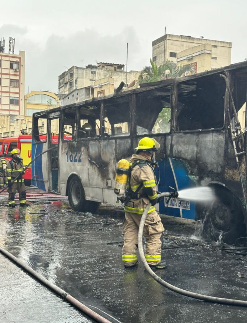 Bus que se incendió en el centro de Guayaquil